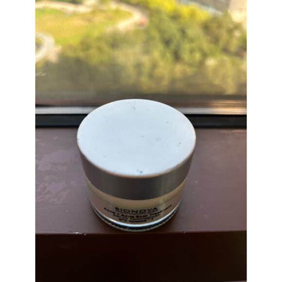 BIONOVA Acne + Acne Scar Treatment with UV Chromophores - Picture 2 of 6